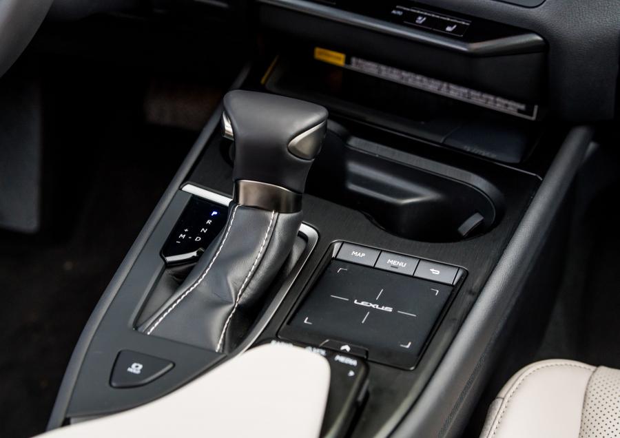 Детали интерьера Lexus UX200 2019 года  (NA) (фото 30 из 32)